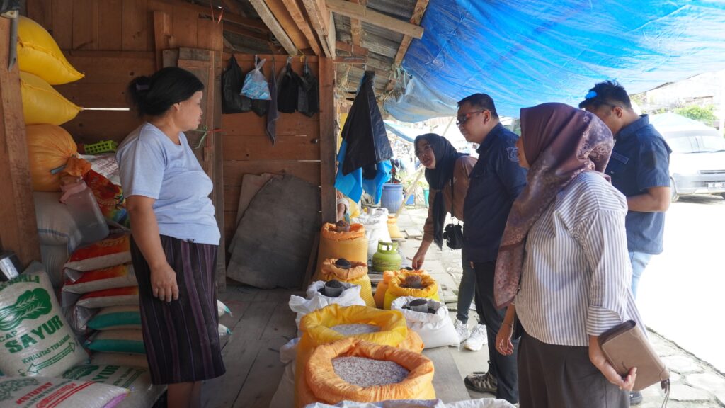 Dinas Koperindag Sulbar Lakukan Pemantauan dan Pengawasan Produk di Mamasa